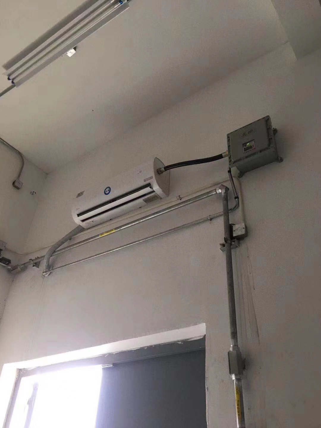 壁掛式空調(diào).jpg
